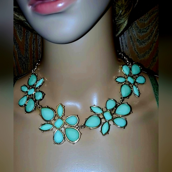 RUE21 Elegant Floral Necklace in Mint Green NWT - Picture 1 of 7